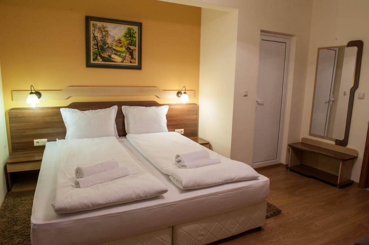 Family Hotel Balkanci Uzana Exterior photo